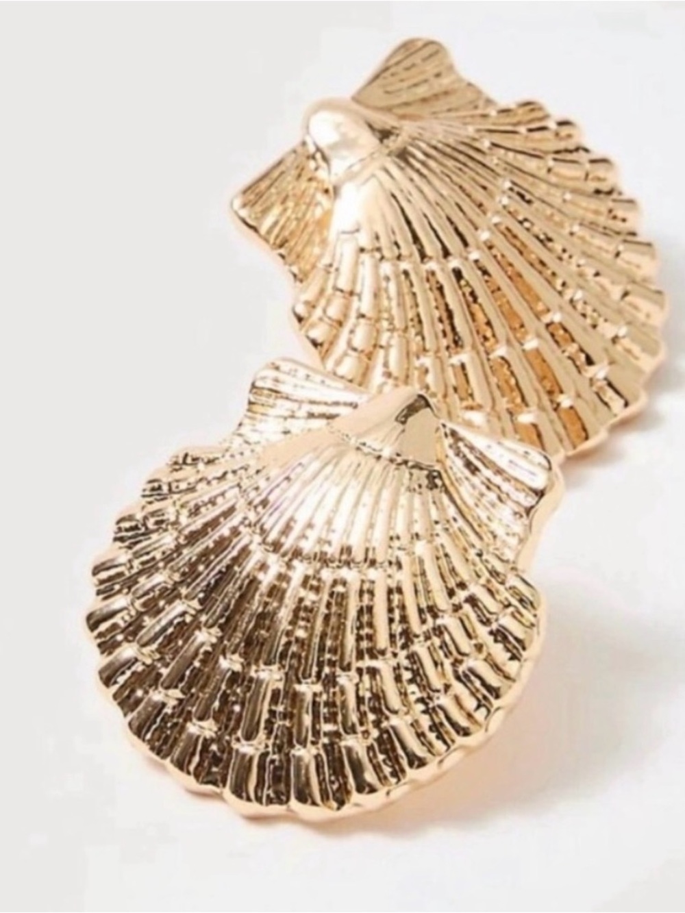 NWT Lilly Pulitzer Shimmering Gold Shell
Earrings perfect for vaca travel beach